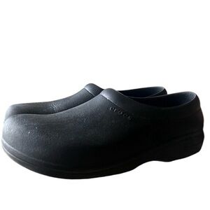 Crocs women’s 9 men’s 7 black very good condition.